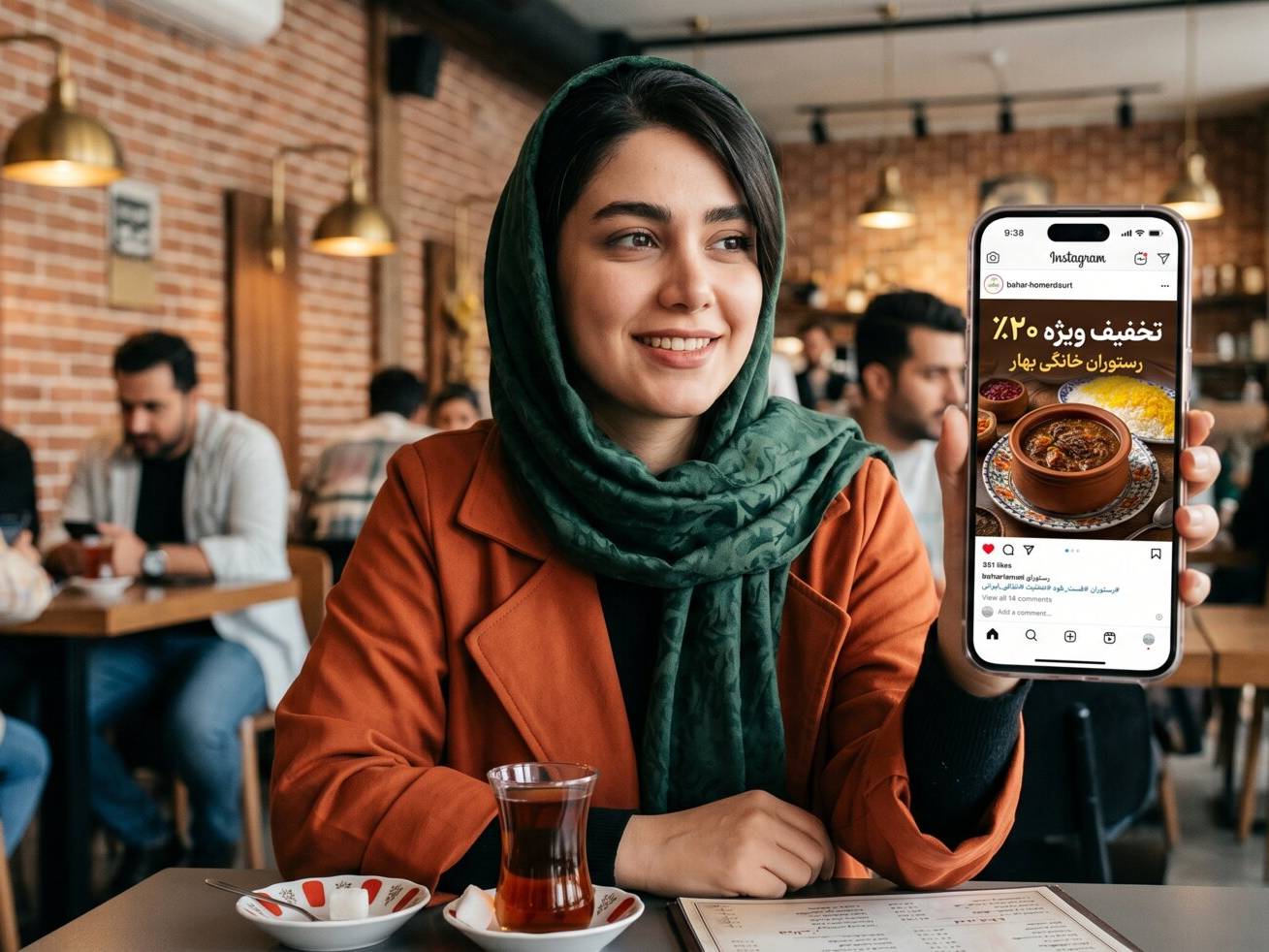بانوی جوان ایرانی در حال نمایش پست تبلیغاتی فارسی یک رستوران در اینستاگرام با تصویر فسنجان