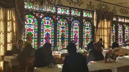 فرمی از رستوران شهرزاد با فضای داخلی سنتی