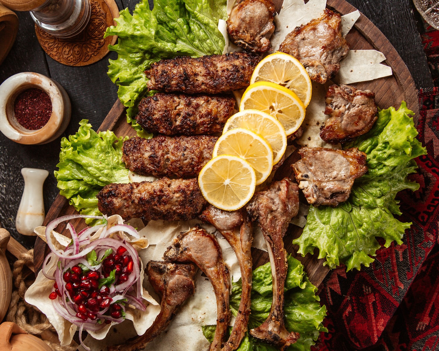 سینی کباب مخلوط؛ کباب کوبیده و شیشلیک روی نان لواش، همراه سبزی، لیمو و پیاز با انار